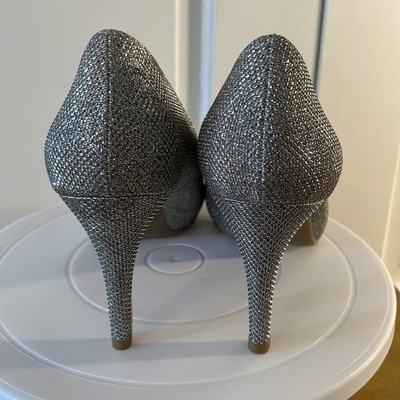 ⚜️Sparkly Bandalino Peep Toe Dress Pumps Size 9M ⚜️ - Picture 4 of 9